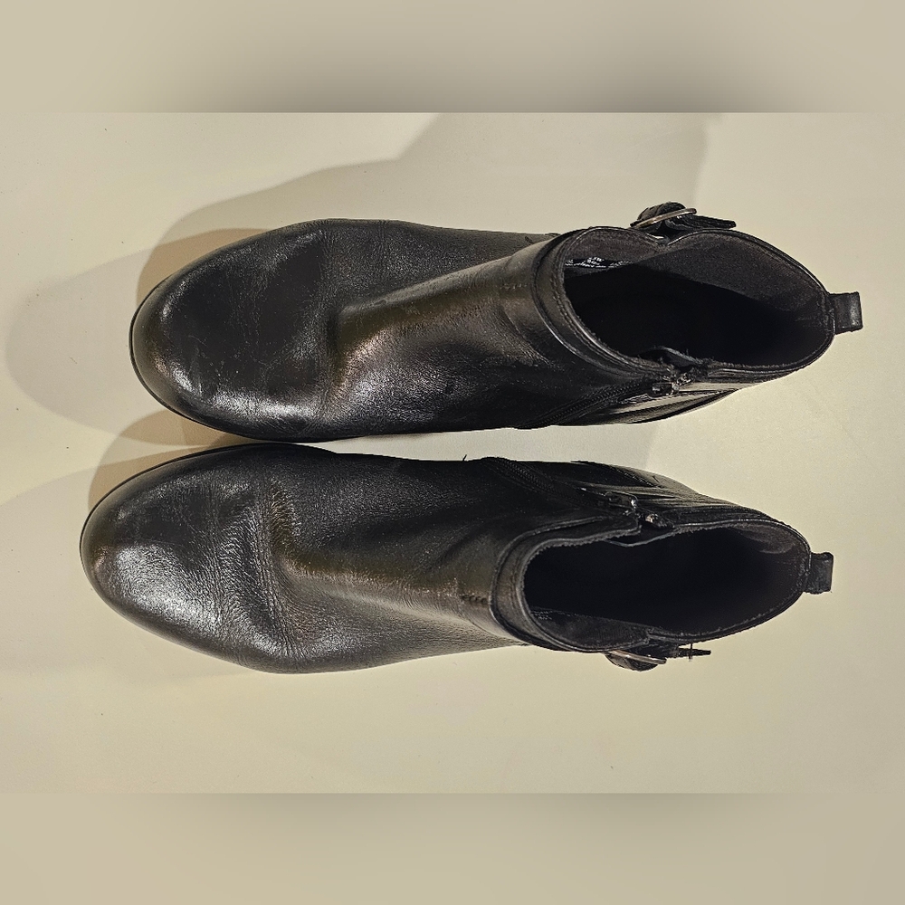 Clarks Womans 6.5 Wide Black Leather Malia Hawthorne Bootie